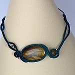 Collier en micro-macramé bleu canard avec une pierre naturelle, l'oeil de tigre